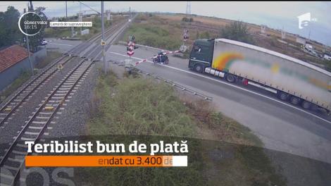 Imaginile GROAZEI! Un motociclist înaintează printre maşinile oprite în faţa barierei de la calea ferată și îi taie fața mecanicului de tren