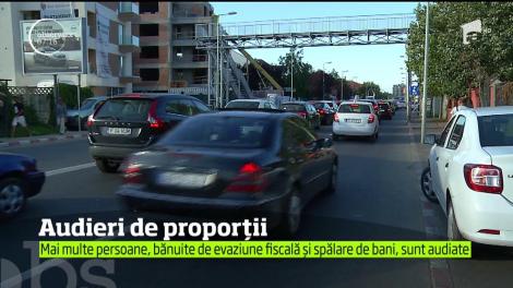 Mai multe case de schimb valutar au fost luate cu asalt de mascaţi