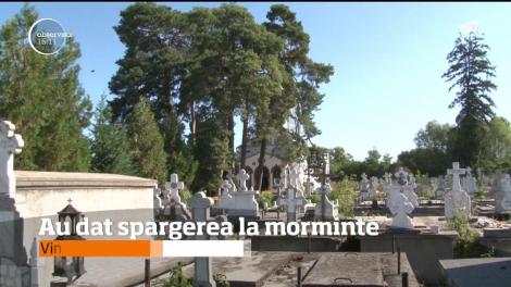 Hoţii au dat atacul la morminte într-un sat din Dâmboviţa! Au spart cavourile cu ranga şi au luat toate bunurile de valoare din coşciuge