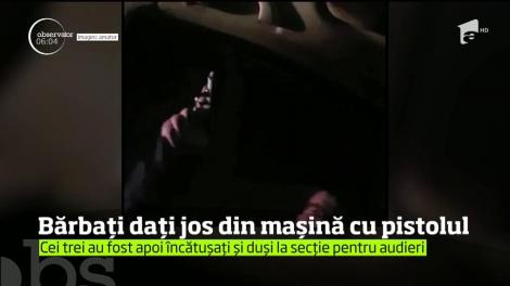 Trei bărbaţi au fost daţi jos din maşină cu pistolul, aproape de graniţa cu Ucraina