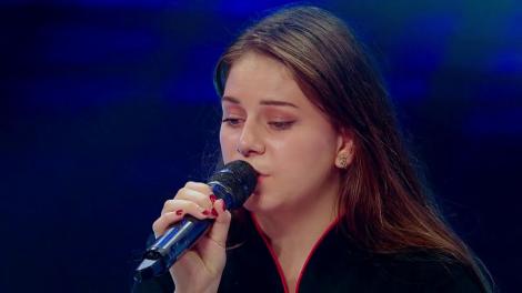 O piesă plină de emoții. Vezi aici cum cântă Melina Deneș pe scena X Factor!