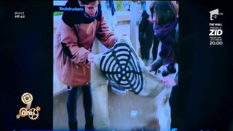 Smiley News: Cea mai nouă metodă de imprimat tricouri: cu ajutorul unui capac de canal!