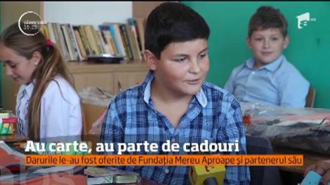 172 de copii au primit cadou ghiozdane în care aveau toate rechizitele necesare. Darurile le-au fost oferite de Fundaţia Mereu Aproape