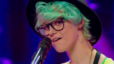 Zâmbetele sincere ascund uneori secrete dureroase. Mikayla Kachur, adolescenta-curcubeu i-a vrăjit pe jurați cu ukulele și „Riptide”