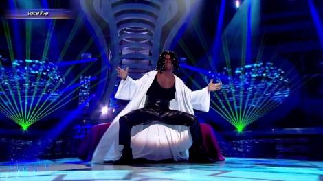 Negru, cu codițe și inele! Ouatu, în cea mai tare ipostază! Cezar îl aduce pe scenă, în premieră la ”Te cunosc de undeva!”, pe Seal