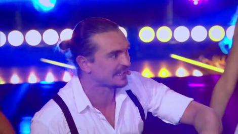 Baletul FURNICA face show! Cea mai celebră scenă din Titanic, reprezentată pe un scaun!: ”- O!, Jack. Câte stele sunt pe cer!? - Căcălău!”