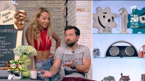 Flavia l-a certat pe Dani în direct: „De ce te uiți acolo? Nu e frumos ce faci... Cum ar fi să intru la tine în... telefon?”