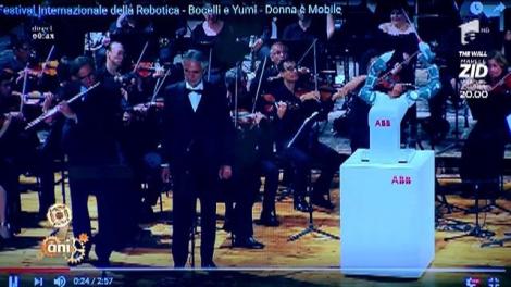 Smiley News. Andrea Bocelli cântă alături de un dirijor robot