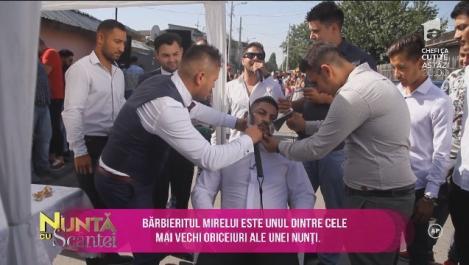 Obicei vechi de sute de ani, la "Nuntă cu scântei". Ginerică, bărbierit cu maceta și toporul!: ”Mi-a fost frică să nu mă taie”