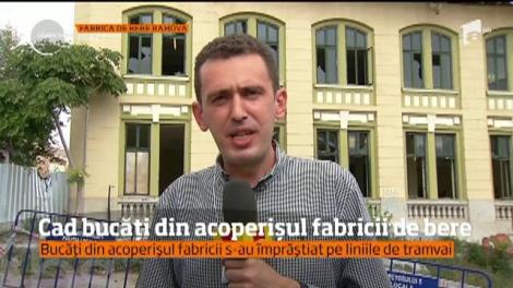 A fost panică în Capitală. Mai multe bucăţi din acoperişul fabricii de bere au căzut, din cauza vântului