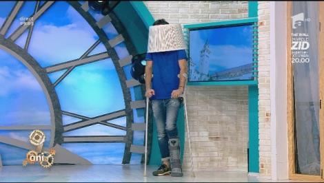 Răzvan, transformat în veioza: ”Să vină cineva, că mi-a căzut abajurul peste umeri”