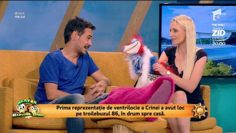 Numărul unui ventriloc cum rar vezi. Păsăroiul Costel a pus ochii pe Dani