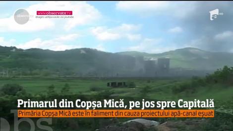 Un primar a plecat să străbată pe jos jumătate de ţară, pentru dreptul la apă!