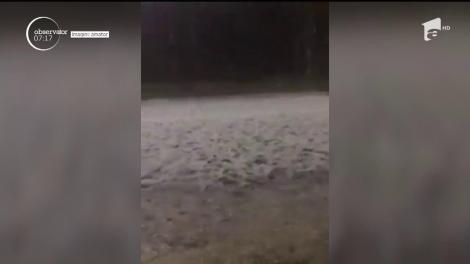 O ploaie torenţială însoţită de grindină s-a abătut peste Valea Prahovei