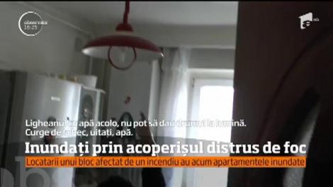 Locatarii unui bloc din Neamţ, afectat de un incendiu, au acum apartamentele inundate