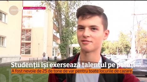 Muncitorii de la Universitatea Dunărea de Jos din Galaţi trebuie să acopere picturile şi mesajele de dragoste lăsate pe pereţi de foştii studenţi