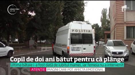 O copilă de nici doi ani din Galaţi a fost bătută fără milă de iubitul mamei. Deşi a fost martoră a abuzului, femeia nu a intervenit