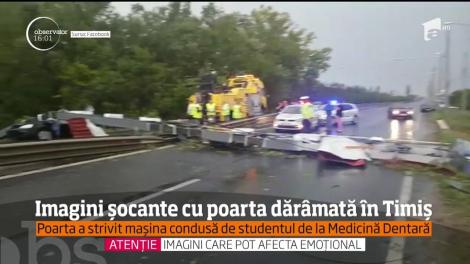 IMAGINI ȘOCANTE! Momentul dramatic în care poarta de intrare în Timişoara se prăbuşeşte peste o maşina tânărului de 24 de ani. Nu a avut nicio șansă
