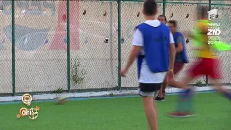 Partidă de fotbal la mare! Flavia vrea să învețe secretele sportului rege. Amalia și Diana Munteanu o învață regulile de bază!