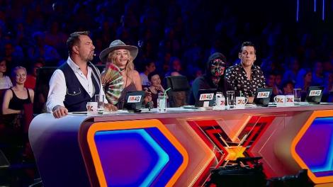 "Nu mă pot uita la tine. Ai un look foarte ciudat". Johy Davis, "cel mai stilat" concurent de la X Factor: "Unii cred că sunt nebun de cap. Sunt frumos, nebunatic, talentat! "