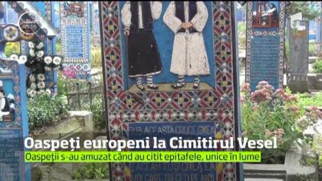 Cimitirul Vesel de la Săpânţa este celebru în lumea întreagă pentru epitafurile pline de umor