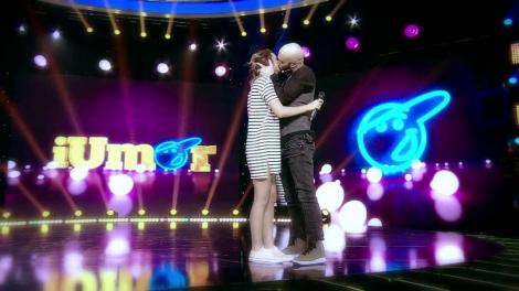 DRAGOBETE SĂRUTĂ FETELE, dar să ne amintim cel mai fierbinte moment de la „iUmor”! Mihai Bendeac a mers direct pe scenă și a sărutat-o pasional pe Ana Maria. ”A fost un sărut iugoslav!"