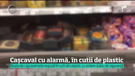 Cașcaval cu alarmă, în cutii de plastic! Disperaţi că li se fură marfa din rafturi, au luat măsuri drastice