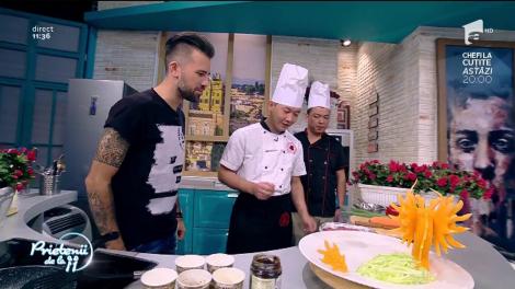 Răsfăţul zilei! Jachie găteşte "Vită la plită încinsă" în stil chinezesc! Atenția tuturor a fost atrasă de un...ingredient surpriză!