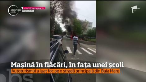 Mașină în flăcări, în fața unei școli