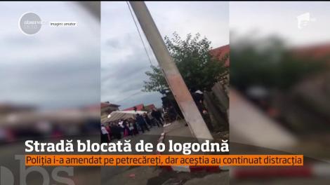 Stradă din stradă din Târgu Jiu, blocată de o petrecere de logodnă