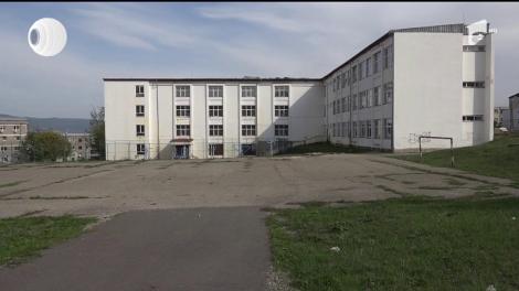 O profesoară a ajuns la spital, după ce i-a căzut în cap o bucată de tencuială din tavan, chiar pe parcursul orei!