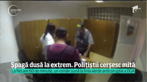 Polițiști filmaţi când cerșeau mită de la un şofer!