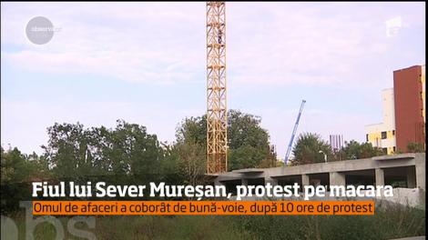 Clipe tensionate în Capitală. Fiul omului de afaceri Sever Mureşan s-a urcat pe o macara şi a ameninţat că se sinucide