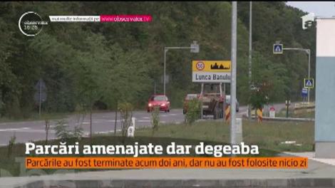 Parcări amenajate, dar închise