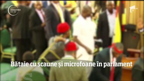 Bătaie cu scaune și microfoane în parlamentul Ugandei