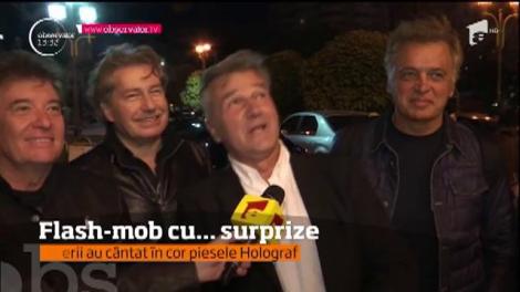 Cei care au trecut întâmplător prin faţa Teatrului Naţional s-au trezit în mijlocul unui concert Holograf