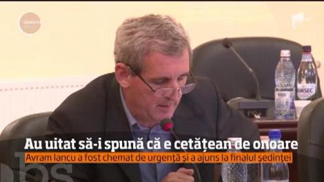 Reprezentanţii Consiliului Judeţean Hunedoara şi-au ales un nou cetăţean de onoare. Doar că au uitat să-l invite la ceremonia de decernare a titlului