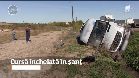 Trei oameni aflaţi într-un microbuz au ajuns la spital, din cauza unui şofer care a făcut o depăşire riscantă, în judeţul Cluj