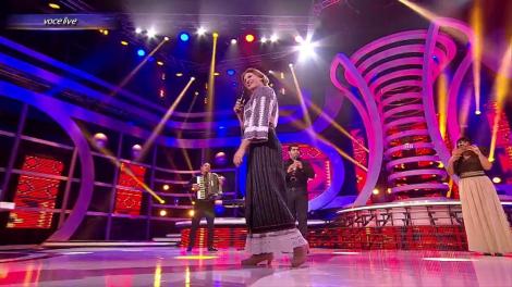 Pentru acest rol, Alin a îmbrăcat unul dintre costumele populare ale mamei sale! Matilda Pascal Cojocăriţa, te iubim!