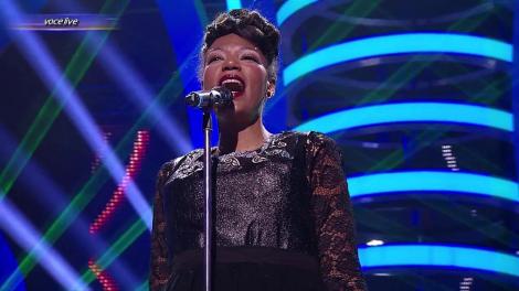 Julie Mayaya, plecăciuni, căci ne-ai făcut să lăcrimăm! O divă a jazzului, uriașa artistă Ella Fitzgerald, pe care o cunoaştem de peste tot, pe scenă la "Te cunosc de undeva"