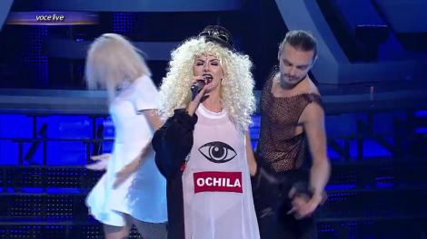 Ce transformare minuţioasă, oare am ajuns delirici şi vedem dublu! Lidia Buble a intrat în rolul Deliei şi ne-a învăţat să conturăm "Inimi desenate" pe asfalt