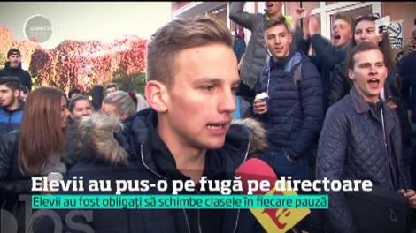 Elevii unei liceu din Tîrgu-Mureş au pus-o pe fugă pe directoarea instituţiei