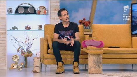 Răzvan Simion a revenit cu ambele picioare pe pământ. A scăpat de ghips: ”Îl țin așa de... televiziune”