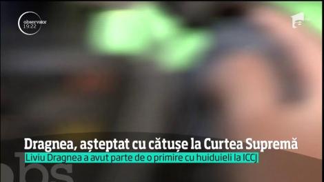 Liviu Dragnea, întâmpinat de protestatari cu cătuşe la Înalta Curte