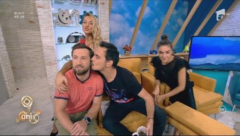 Dani, luat prin surpindere de colegul Răzvan! I-a "aplicat" un pupic nevinovat pe gât, în timpul emisiunii: ”Poți să-mi explici, Flavia, de ce miroase a uleiul tău de picioare?”
