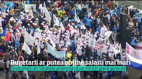 Mii de oameni ieşiţi în stradă au făcut guvernul să se răzgândească. Bugetarii şi-ar putea recâştiga măririle salariale