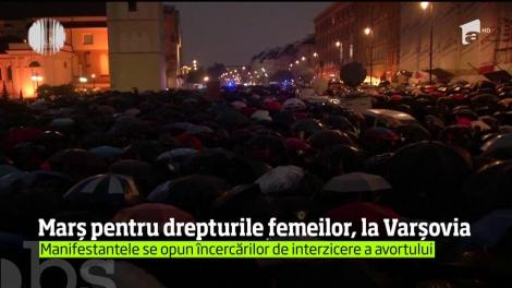 Câteva mii de persoane au manifestat la Varşovia, sub o ploaie persistentă, în apărarea drepturilor femeilor