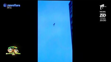 Smiley News. Un client zgârcit al unui hotel a încercat să plece fără să plătească. A stat atârnat de un cablu, la 30 de metri de pământ