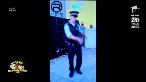 Smiley News. Concert animat de un politist pus pe dans
