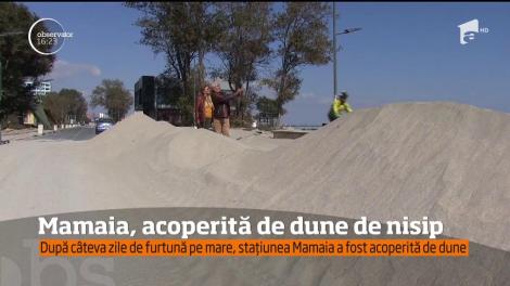 Furtunile din ultimele zile au acoperit şi plaja şi faleza din Mamaia cu dune de nisip